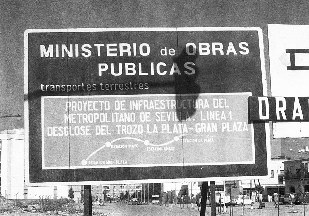 Un cartel anunciador de las obras del metro en 1977, dos años después de promulgarse la ley