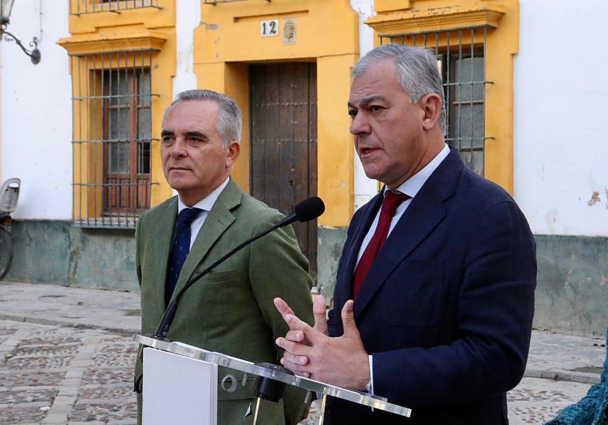 El alcalde durante la rueda de prensa que ha ofrecido en el Patio de Banderas