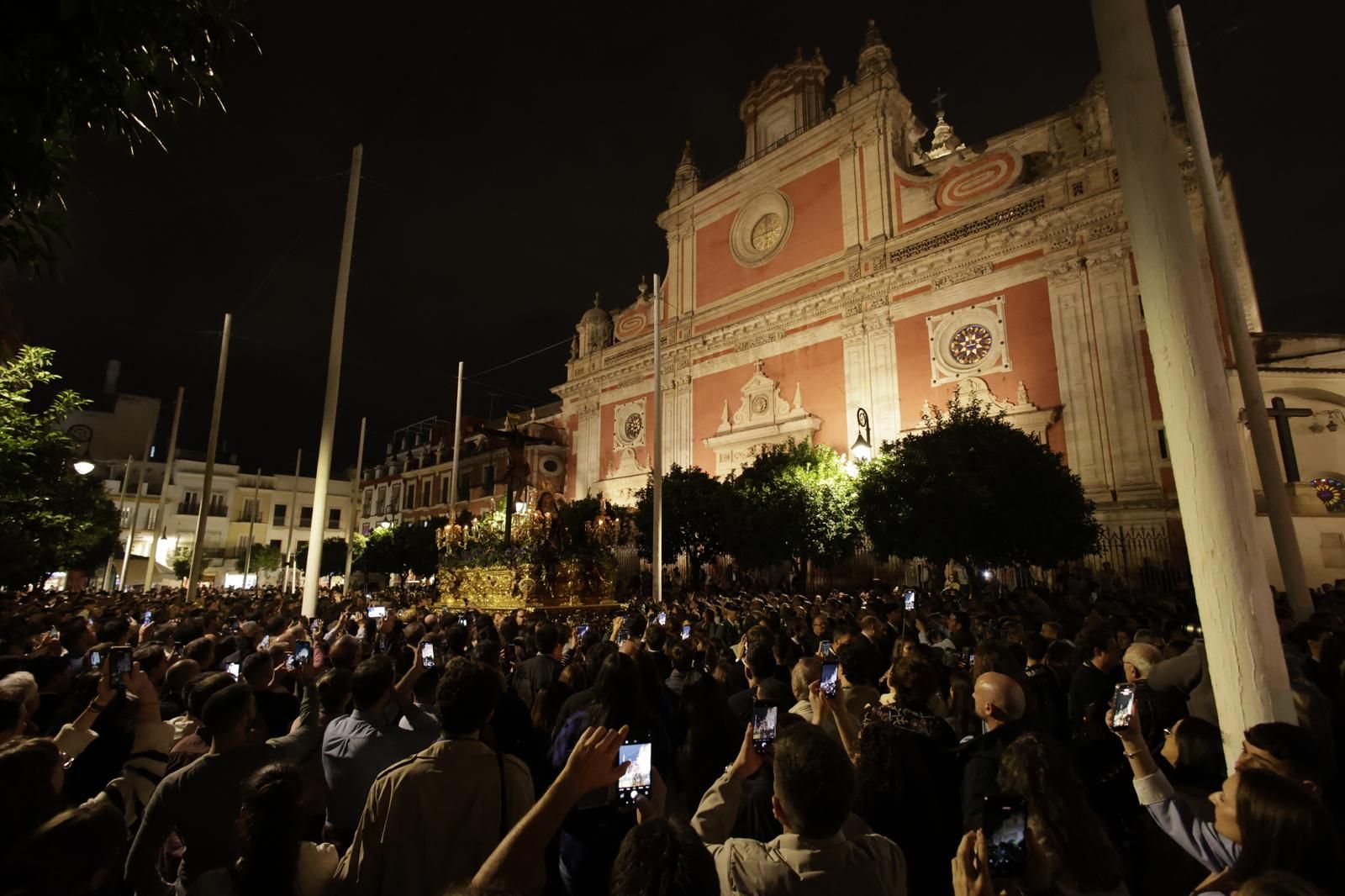 El traslado de la hermandad del Museo a la Catedral de Sevilla, en imágenes