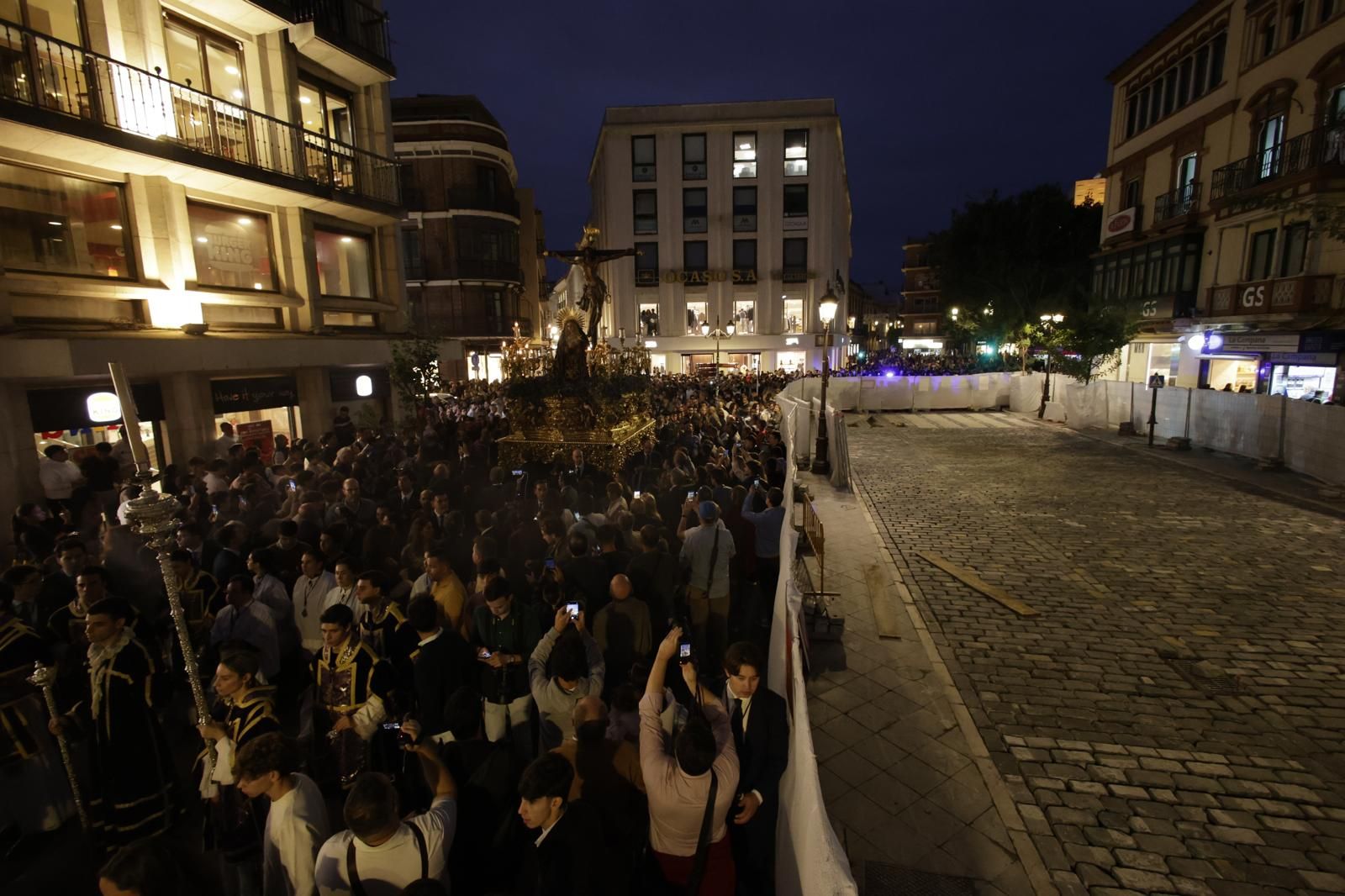 El traslado de la hermandad del Museo a la Catedral de Sevilla, en imágenes