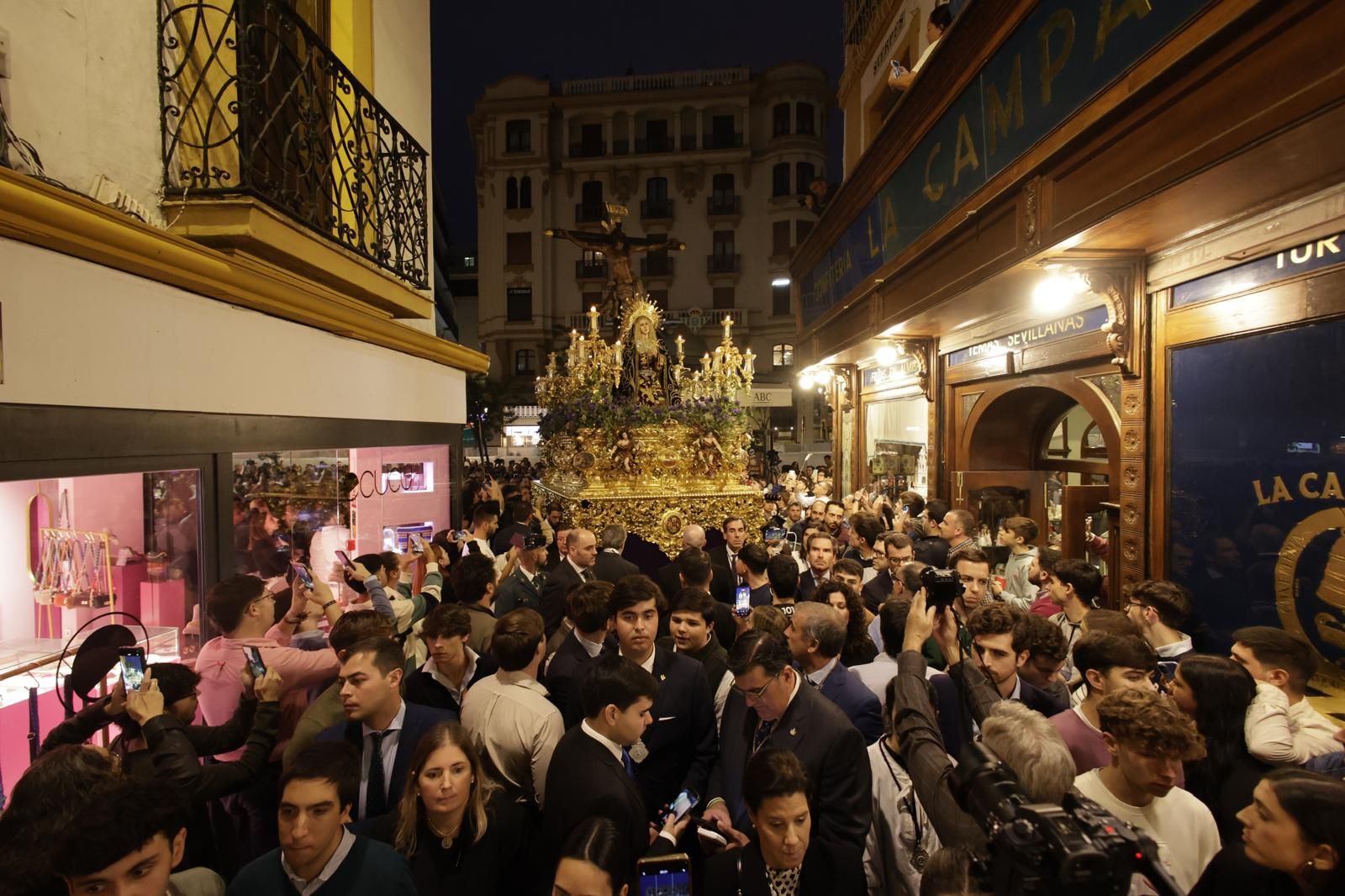 El traslado de la hermandad del Museo a la Catedral de Sevilla, en imágenes