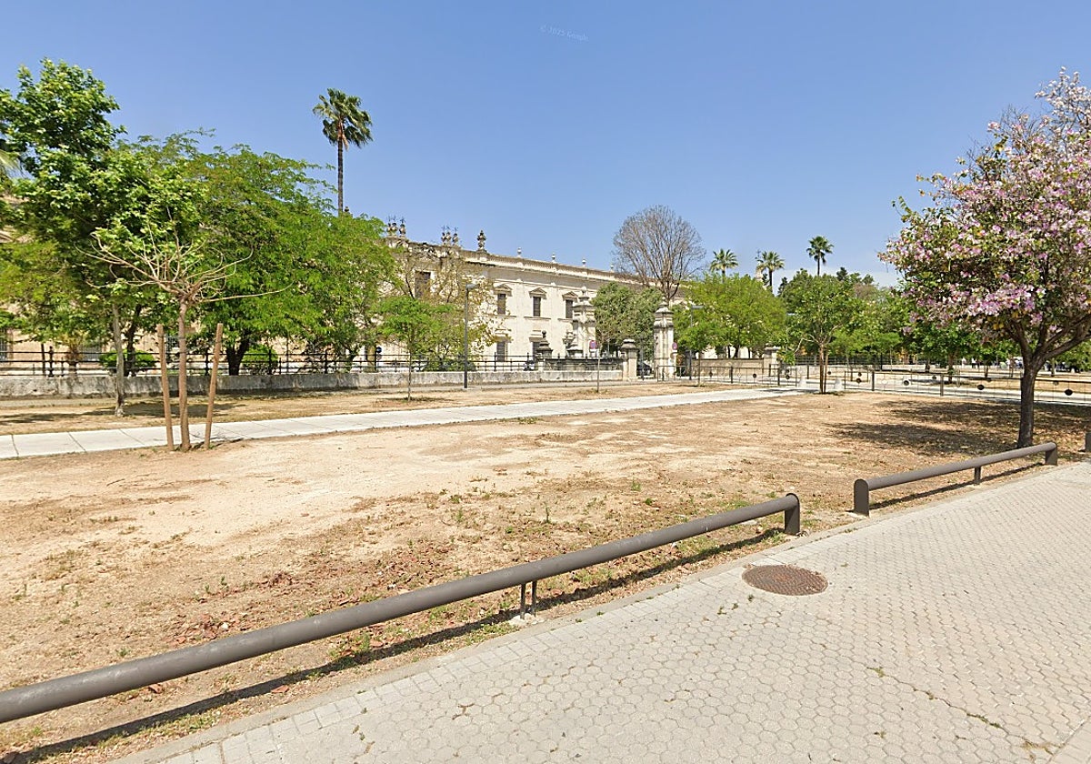 La explanada de la avenida del Cid fue reurbanizada por el Ayuntamiento para eliminar el aparcamiento ilegal