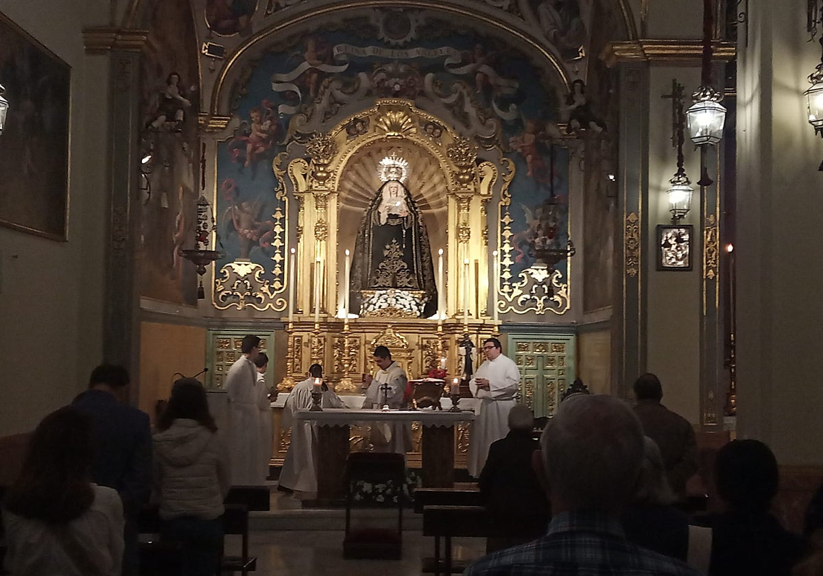 Misa en la capilla de los Ángeles, de la hermandad de los Negritos