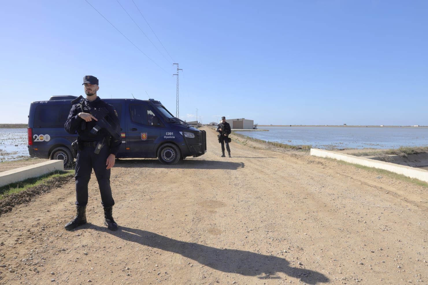 Las imágenes del dispositivo en Isla Mayor para localizar al autor de los disparos a un policía nacional