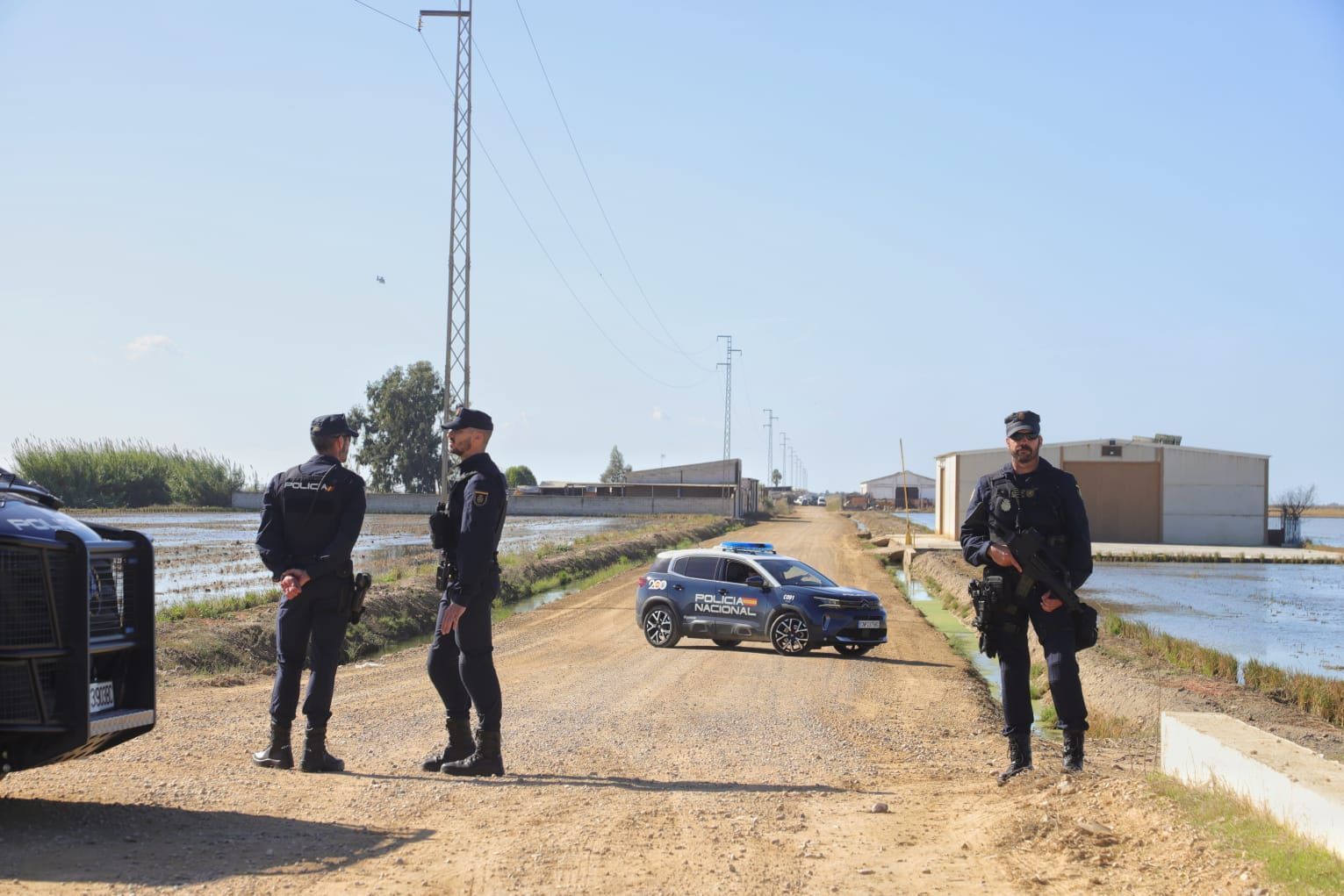 Las imágenes del dispositivo en Isla Mayor para localizar al autor de los disparos a un policía nacional