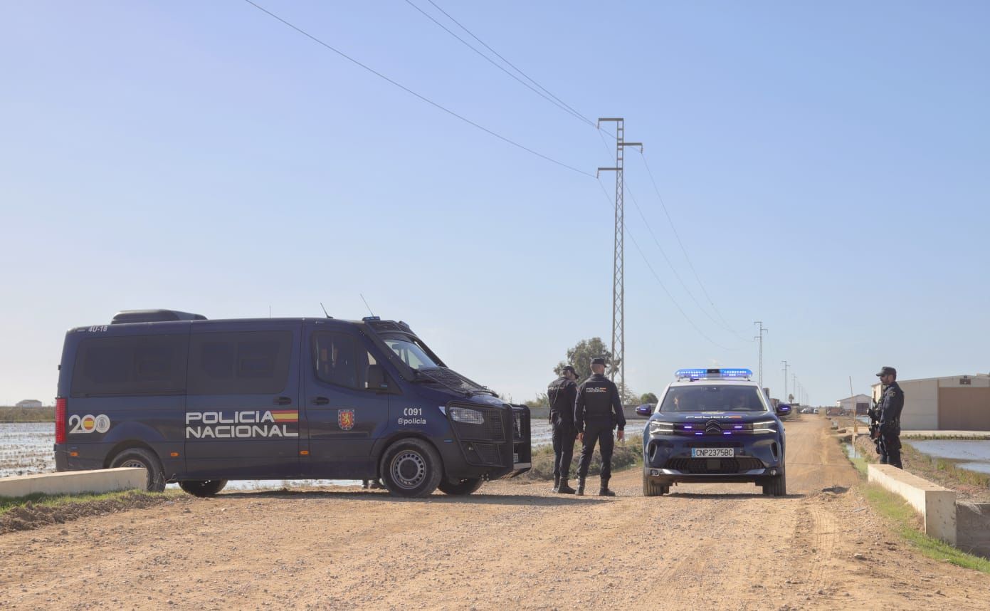 Las imágenes del dispositivo en Isla Mayor para localizar al autor de los disparos a un policía nacional