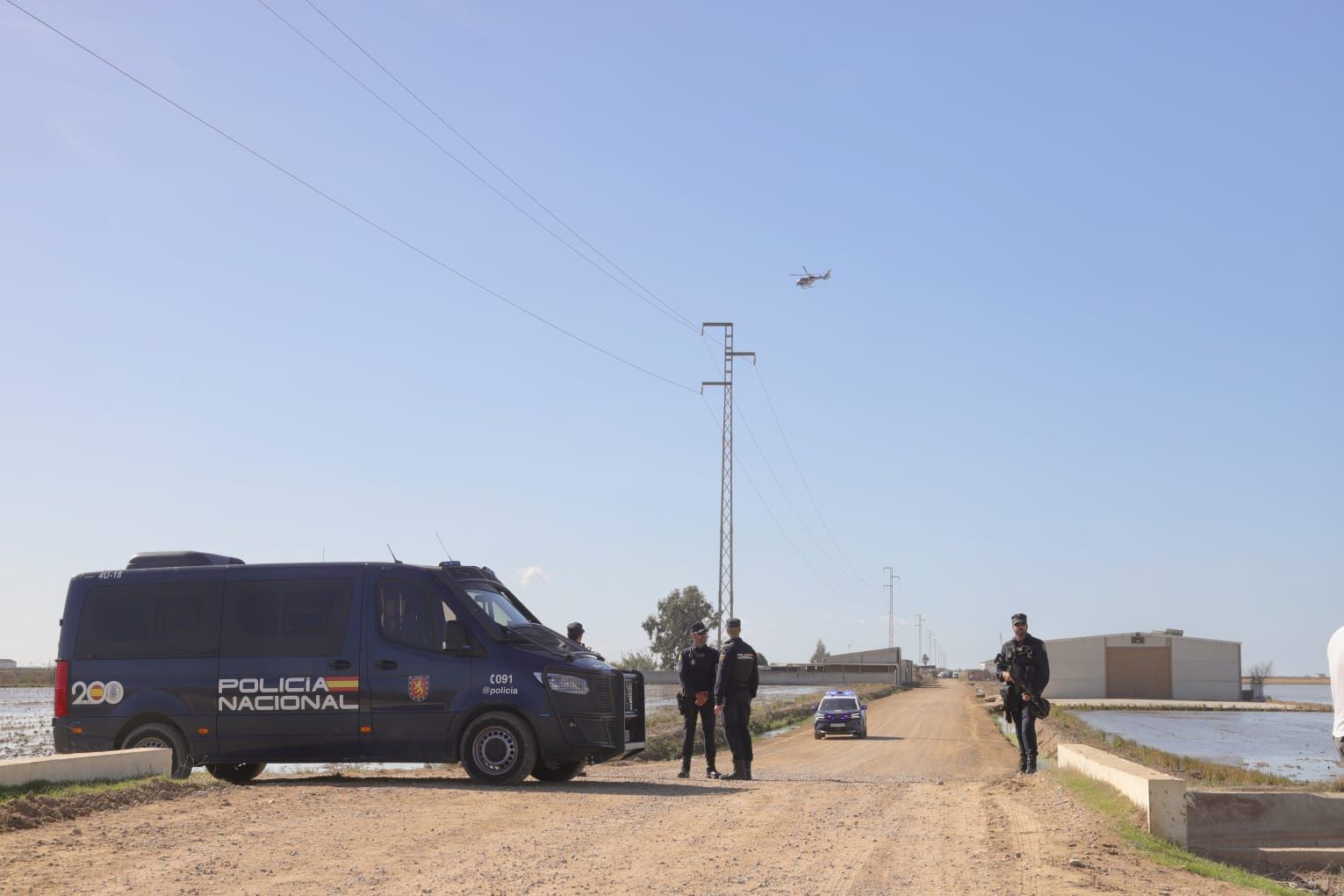 Las imágenes del dispositivo en Isla Mayor para localizar al autor de los disparos a un policía nacional