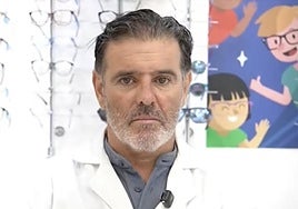 Daniel, óptico optometrista: «Estamos acostumbrados a ver con las gafas, pero no se vuelve el ojo vago»