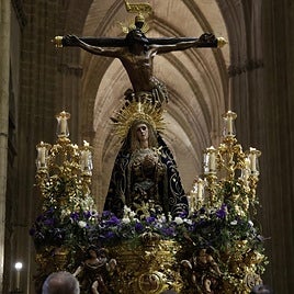Los titulares de la hermandad del Museo dentro de la Catedral