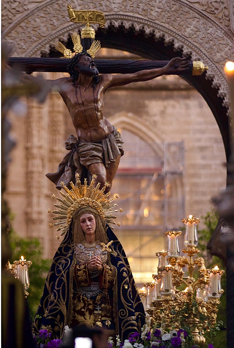 El grupo escultórico y la Puerta del Perdón