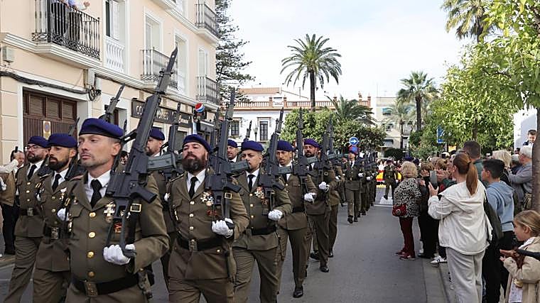 Vuelo de helicópteros y parada militar en el acto central del 50 aniversario del BHELMA IV celebrado en Dos Hermanas