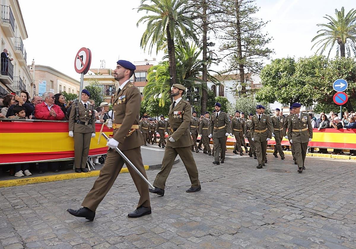 Vuelo de helicópteros y parada militar en el acto central del 50 aniversario del BHELMA IV celebrado en Dos Hermanas