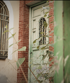 Imagem Secundária 2. Acima: Vicente Molina Fua e Javier Lostale; Abaixo está uma leitura de poesia no jardim da casa e na porta de entrada do terreno.