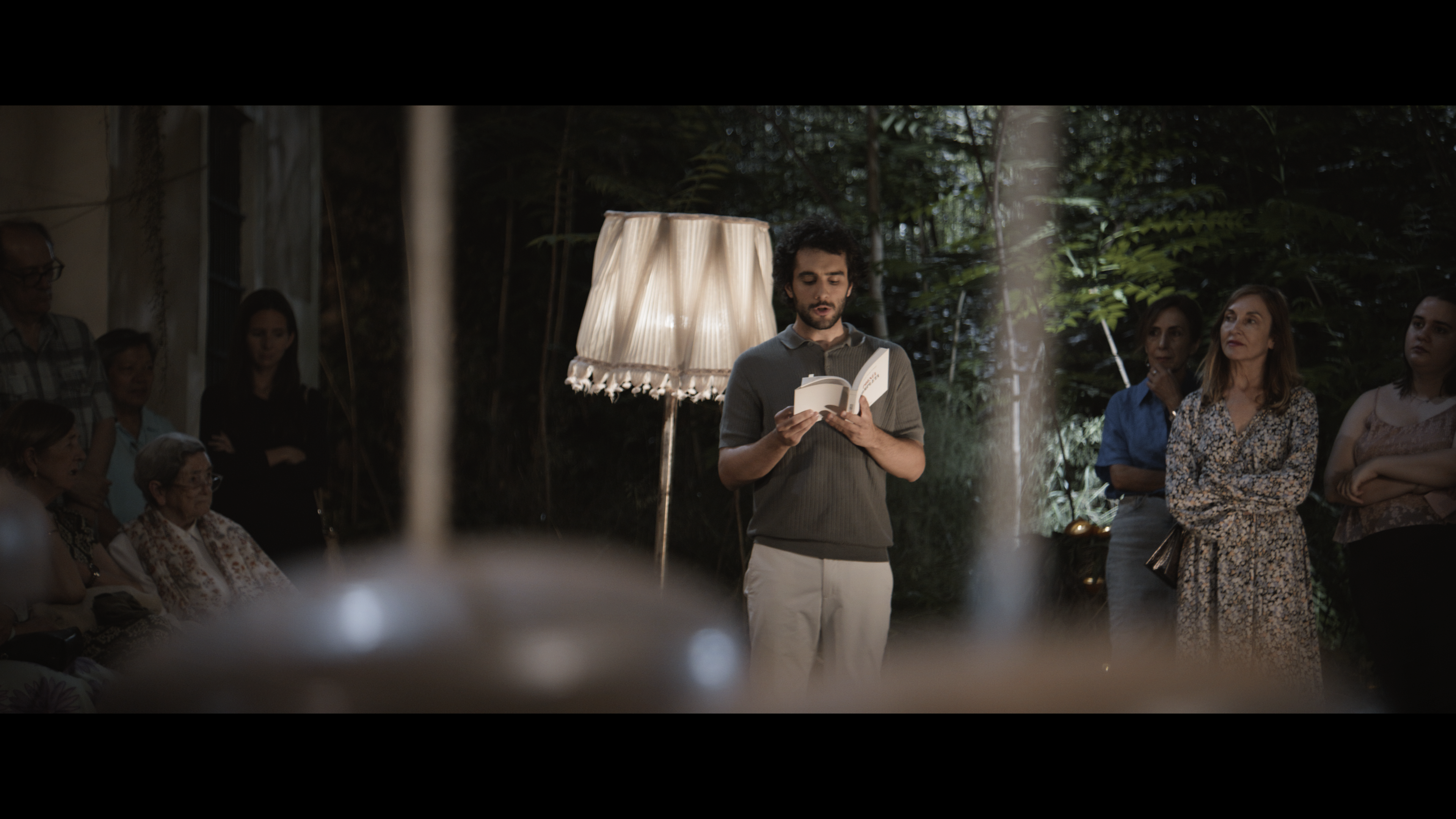 Imagem Secundária 1. Acima: Vicente Molina Fua e Javier Lostale; Abaixo está uma leitura de poesia no jardim da casa e na porta de entrada do terreno.