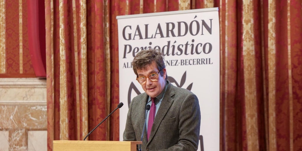 Alfonso J. Ussía recibe el IX Galardón Periodístico Alberto Jiménez Becerril: «La memoria democrática padece de un alzhéimer institucional que asusta»