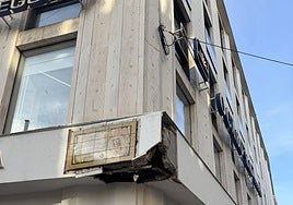 Un camión provoca el derrumbamiento de parte de la cornisa del edificio de Zara en la Plaza del Duque