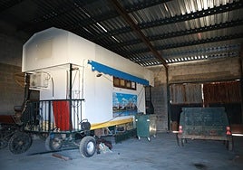 Interior de una de las naves de la carretera de Toruño investigadas por la Policía