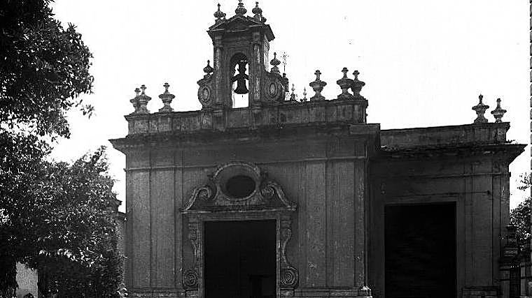 Warehouse integrated into the chapel with a door for the exit of Cigarreras