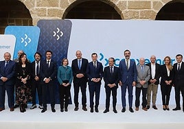 Foto de familia del acto de Conxemar en Cádiz junto al presidente de la Junta, Juanma Moreno