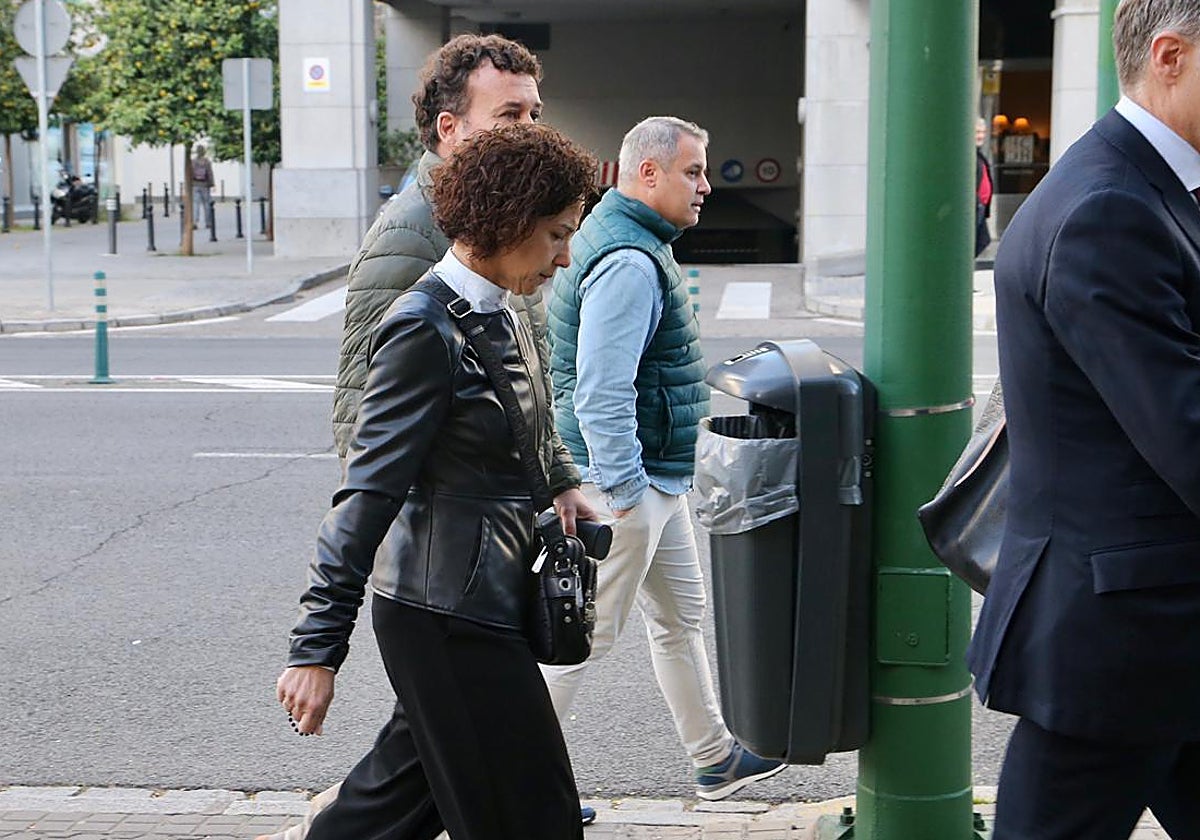 Los padres y el tío de Sandra acudiendo a la Fiscalía de Menores