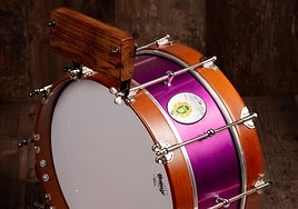 La Centuria Macarena rescata el emblemático tambor de Pepe Hidalgo para la nueva batería de la banda