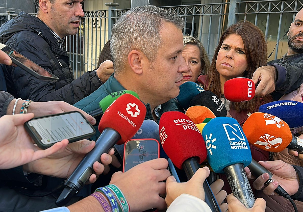 Isaac Villar, tío de Sandra, a las puertas de la Fiscalía de Menores