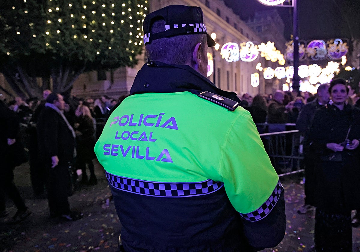 Un agente de la Policía Local durante las Campanadas de Fin de Año en el Ayuntamiento de Sevilla
