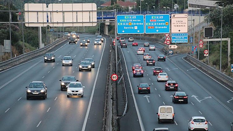 Retenciones de varios kilómetros en la A-49 sentido Huelva a la altura de Camas por un accidente