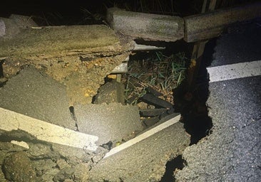 Un gran socavón corta la SE-20 en un sentido y obliga a la circulación con máxima precaución en el otro