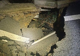 Un gran socavón corta la SE-20 en un sentido y obliga a la circulación con máxima precaución en el otro