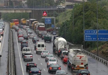 Un accidente ocasionado por una balsa de agua provoca retenciones en la A-49 a la altura de Sanlúcar la Mayor