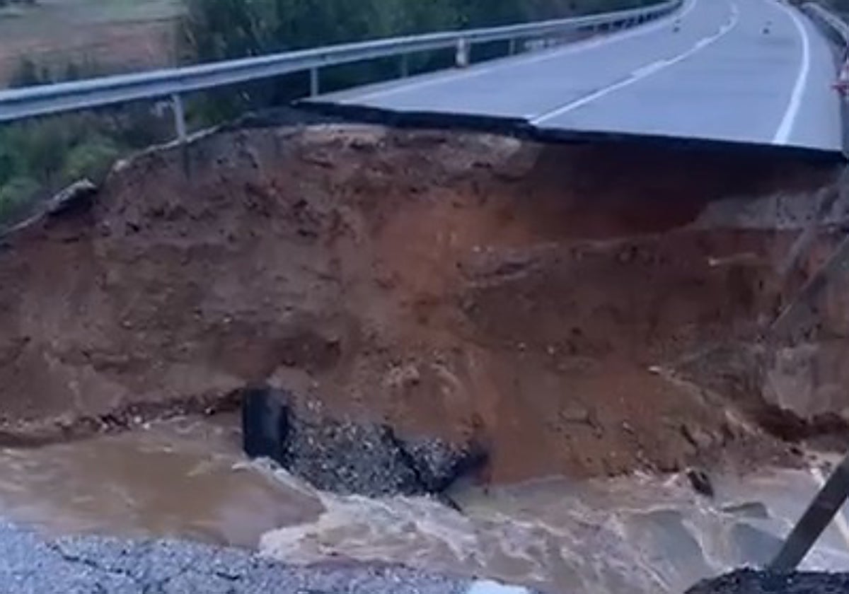 Deslizamiento de tierra en carretera tras lluvias en Italia