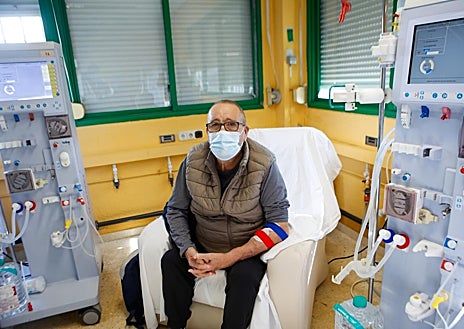 Imagen secundaria 1 - Arriba, Josefa recibe el beso de una de sus hijas levantando una copa de champán; abajo, a la izquierda, José Francisco en la clínica antes de ser homenajeado