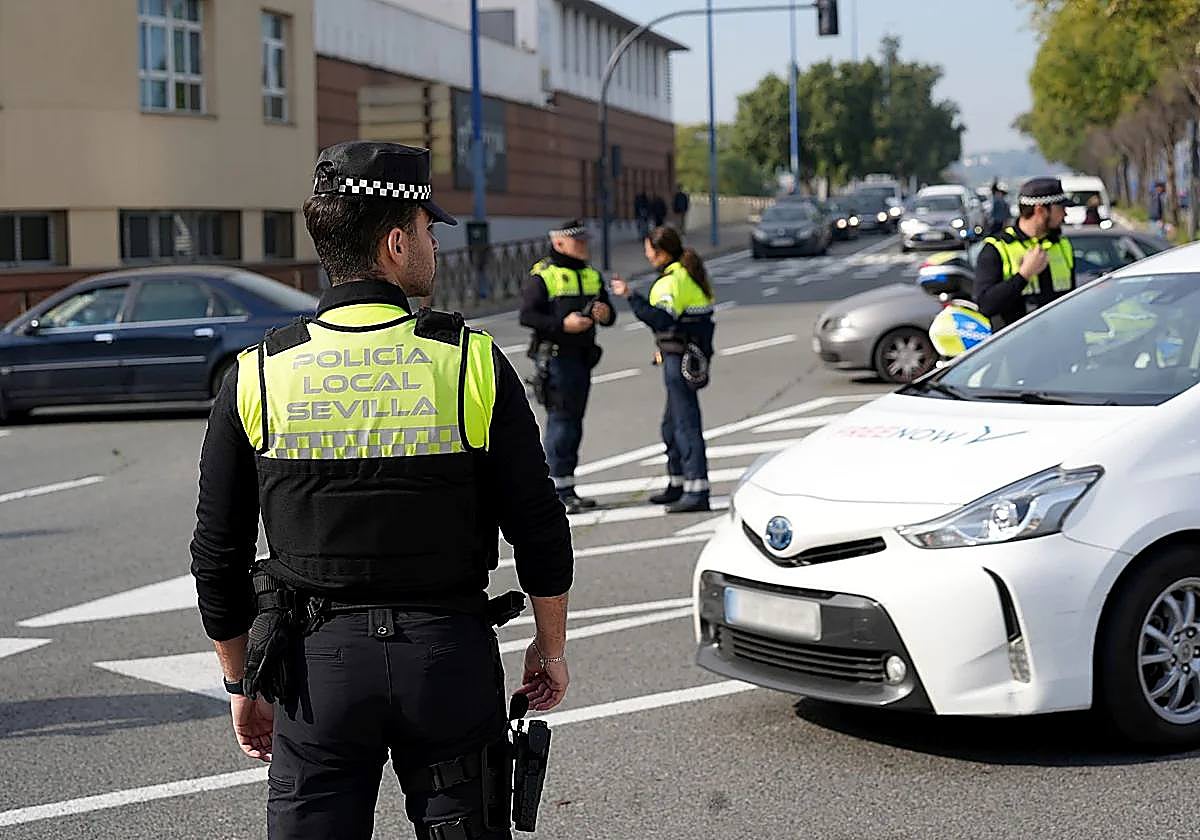 Policía Local regulando el tráfico
