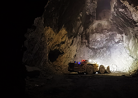 Imagen secundaria 1 - Diferentes vistas de los túneles de la mina subterránea de Aguas Teñidas de Sandfire Matsa. Para acceder a ellas hay que bajar en un vehículo, aunque los humanos, ataviados con cascos, linternas y botas también pueden caminar por determinadas galerías que están delimitadas. 