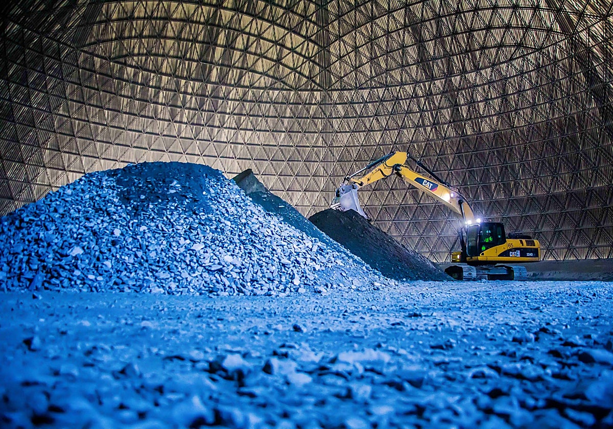Uno de los domos, que es una zona cubierta en la que se almacenan los minerales