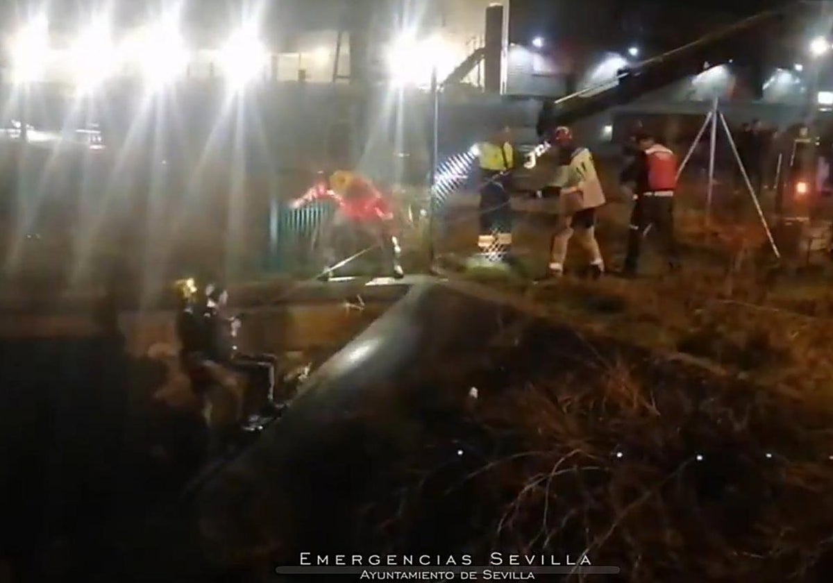 Efectivos de Bomberos rescatando al joven