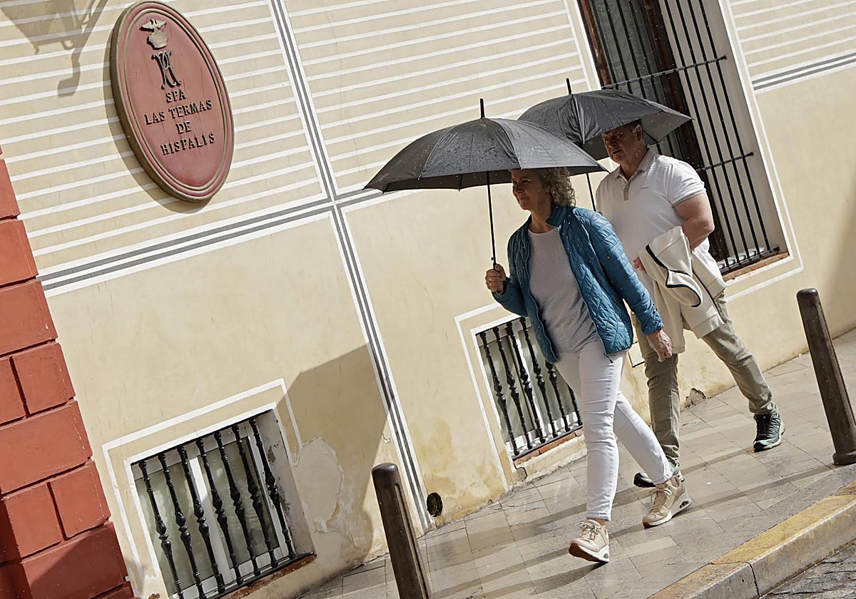 Transeúntes bajo la lluvia este fin de semana en Sevilla
