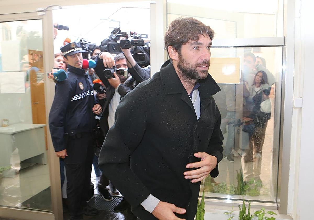 Cayetano Rivera entrando en el juzgado de Alcalá de Guadaíra