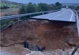 El alcalde de El Castillo de las Guardas lamenta que el socavón «era previsible» y que el municipio está «partido en dos»
