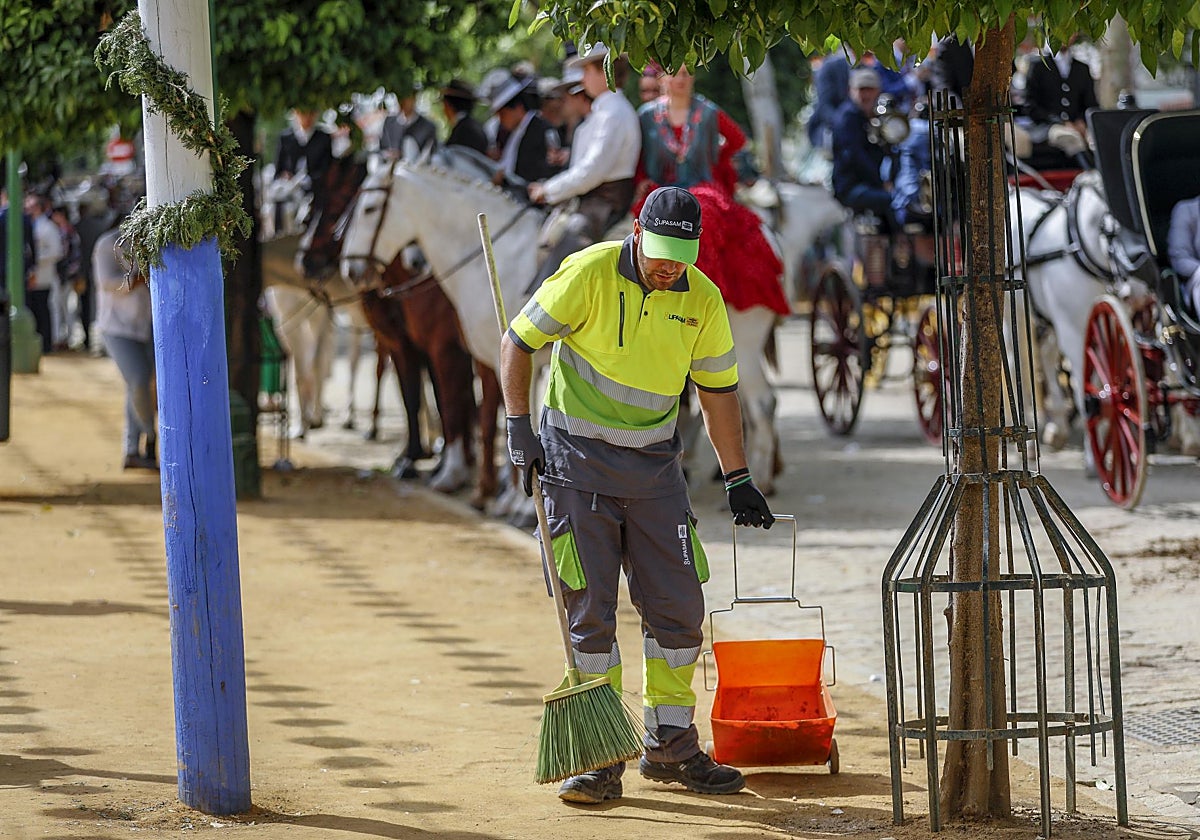 Un trabajador de Lipasam en el recinto de la Feria de Sevilla durante la edición de 2025