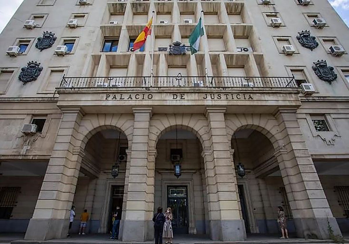 Fachada principal de la Audiencia Provincial de Sevilla