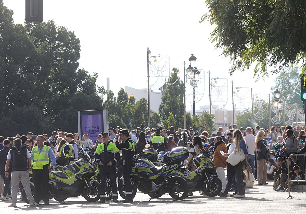 Agentes de la Policía Local durante la celebración de la Procesión Magna de diciembre de 2024