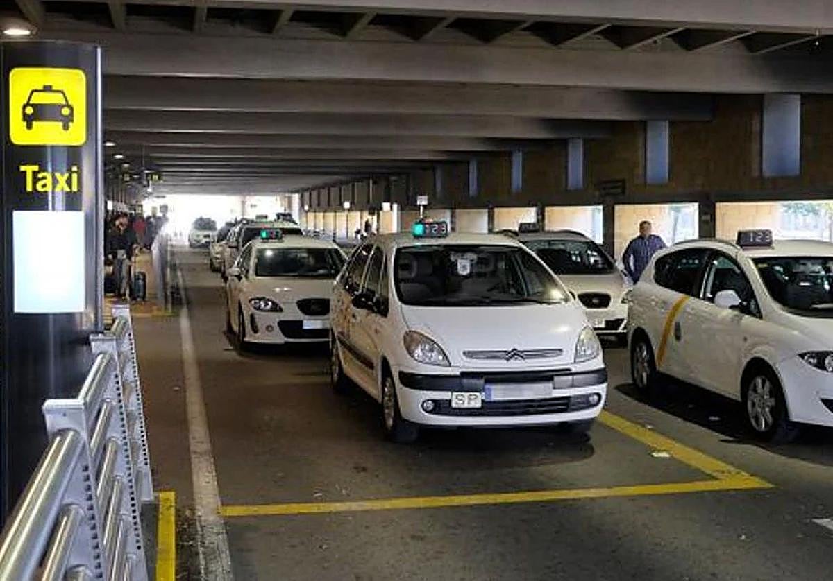 Parada de taxi en el Aeropuerto de San Pablo de Sevilla