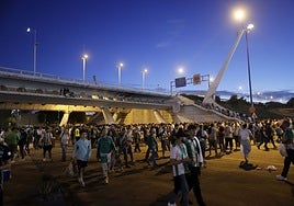 Los transportes en Sevilla cobran suplementos por llegar al estadio de la Cartuja