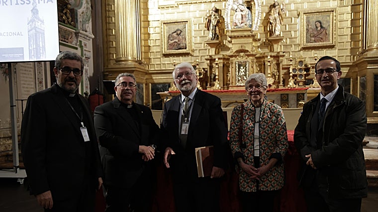Jonathan Bloom, en el centro de la imagen, acompañado de distintos representantes del Cabildo de la Catedral, como Francisco Román como Delegado de Patrimonio o Marcelino Manzano; y Eduardo Martínez, a la derecha, arquitecto de la Giralda