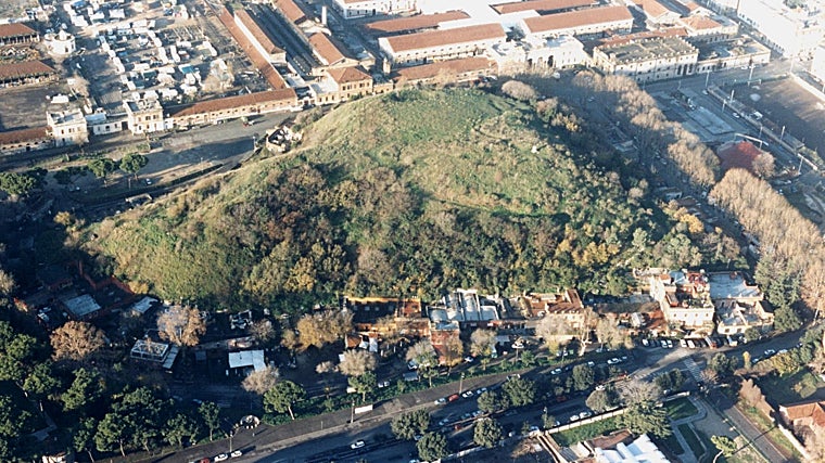 Monte Testaccio desde el aire. La colina artificial de Roma formada con ánforas partidas desde Hispalis