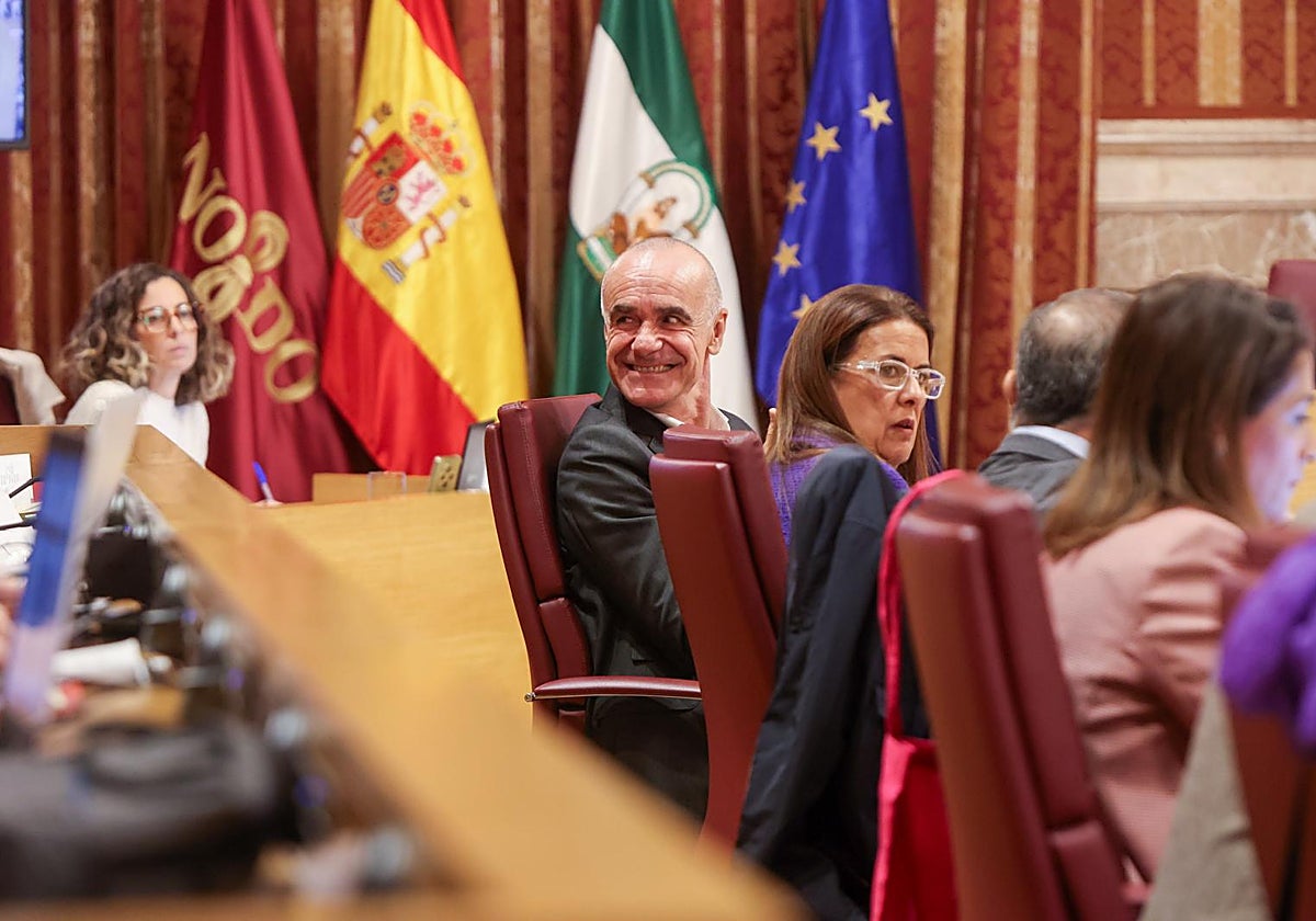 El portavoz del PSOE en el Ayuntamiento de Sevilla, Antonio Muñoz, en el Pleno de este jueves
