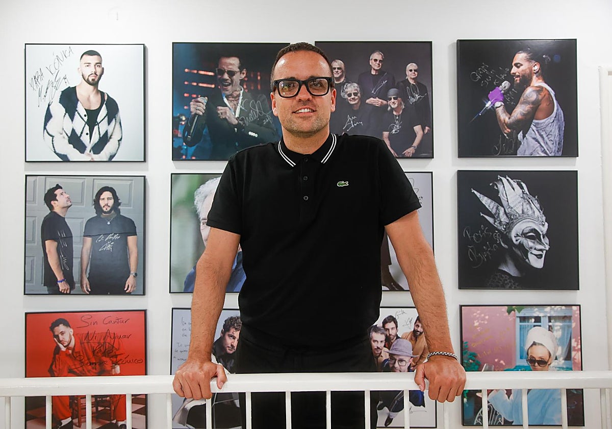 Javier Esteban, en la oficina de la promotora Green Cow. Detrás, algunos de los artistas que han pasado desde 2021 por Icónica Santalucía Sevilla Fest