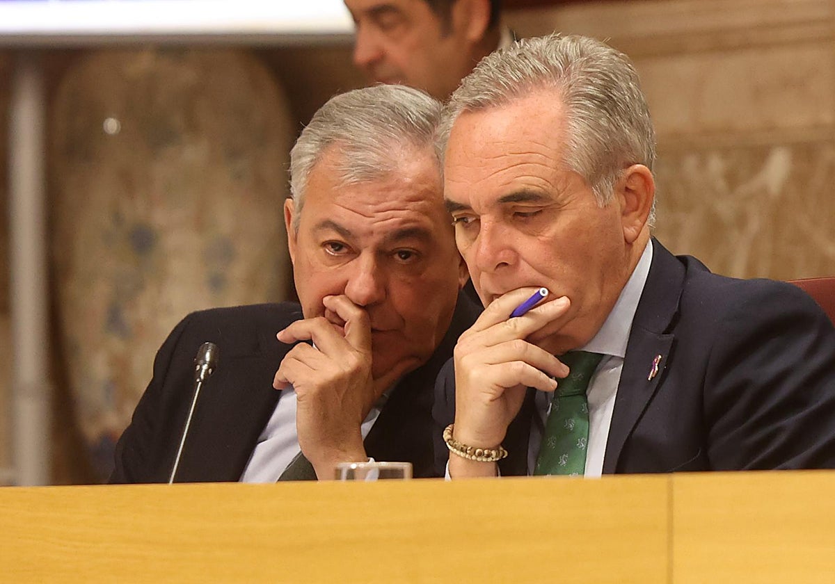 El alcalde José Luis Sanz junto al delegado de Hacienda en el Pleno